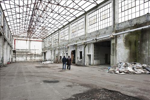 LA FABBRICA È PIENA. TRAGICOMEDIA IN OTTO ATTI